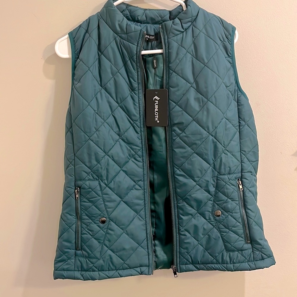 New with tags green puffer vest (M)